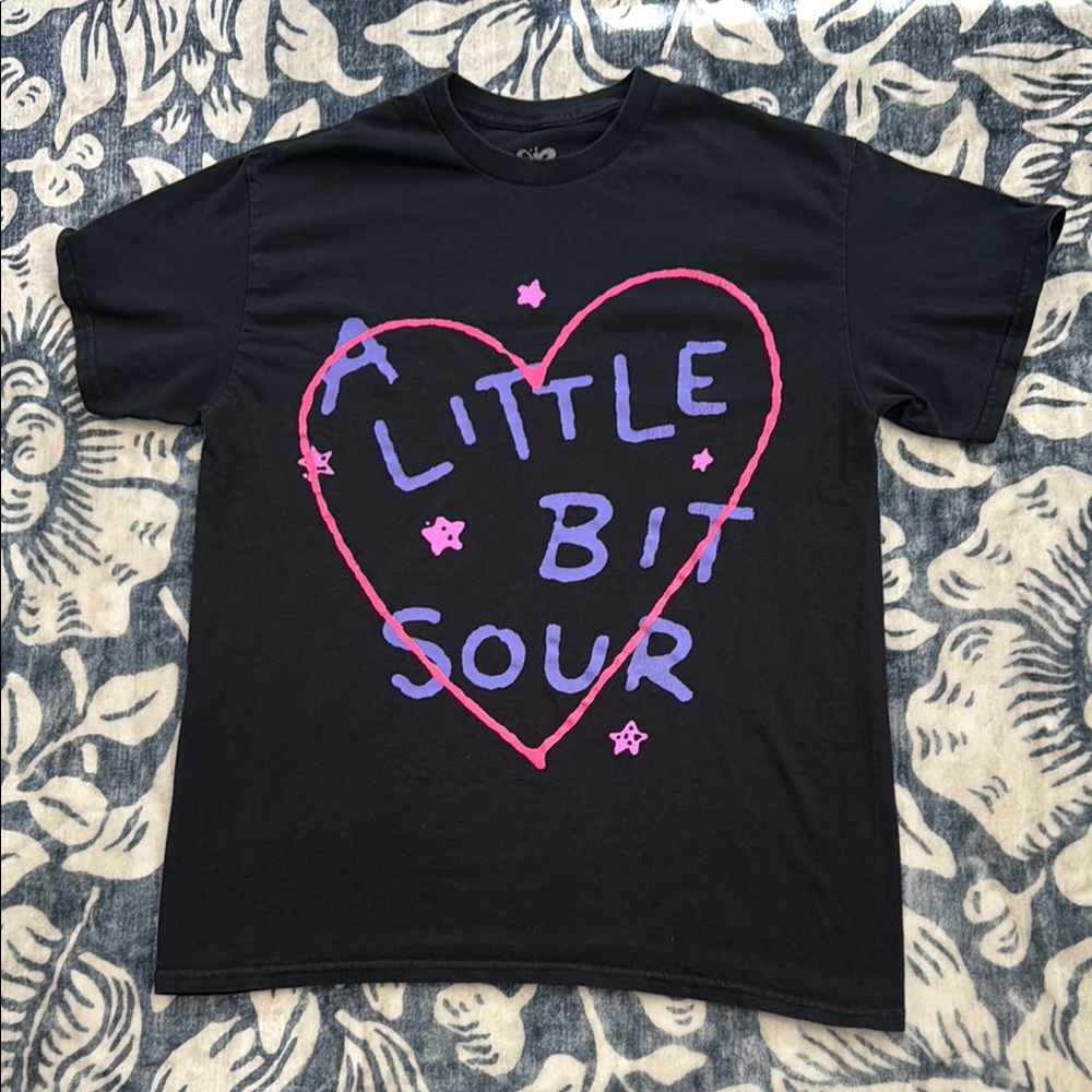 Olivia Rodrigo Sour Tour 2022 concert short sleeve